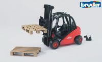 Linde Forklift With Pallets - Bruder 02511 Scale 1:16
