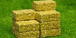 Square Straw Bales Farm - Set of 4 - Scale 1:32 - Kids Globe V050704