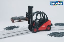 Linde Forklift With Pallets - Bruder 02511 Scale 1:16