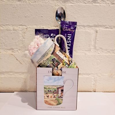Cadbury's Hot Chocolate & Farmhouse Stable Mug Gift Set